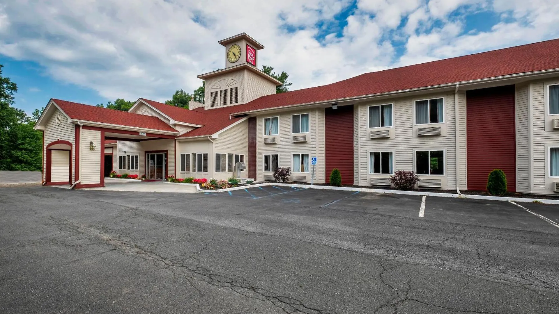 Where to Stay in Upstate New York: 5 Best Red Roof Inn Hotels